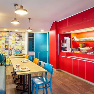 Hotelf1 Centre Courtine Gare Tgv Hotell
